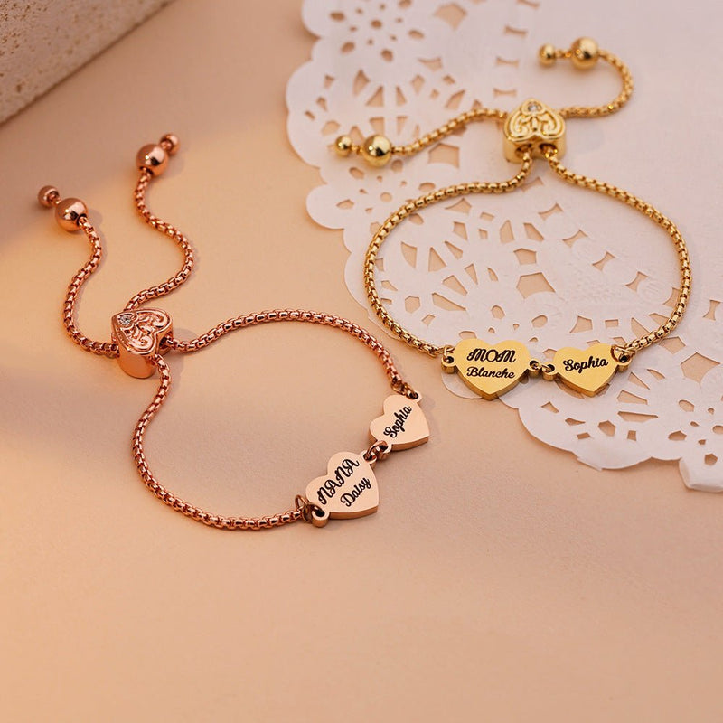Bracelet ajustable en acier inoxydable or et rose avec trois cœurs gravés de prénoms, design délicat et féminin.