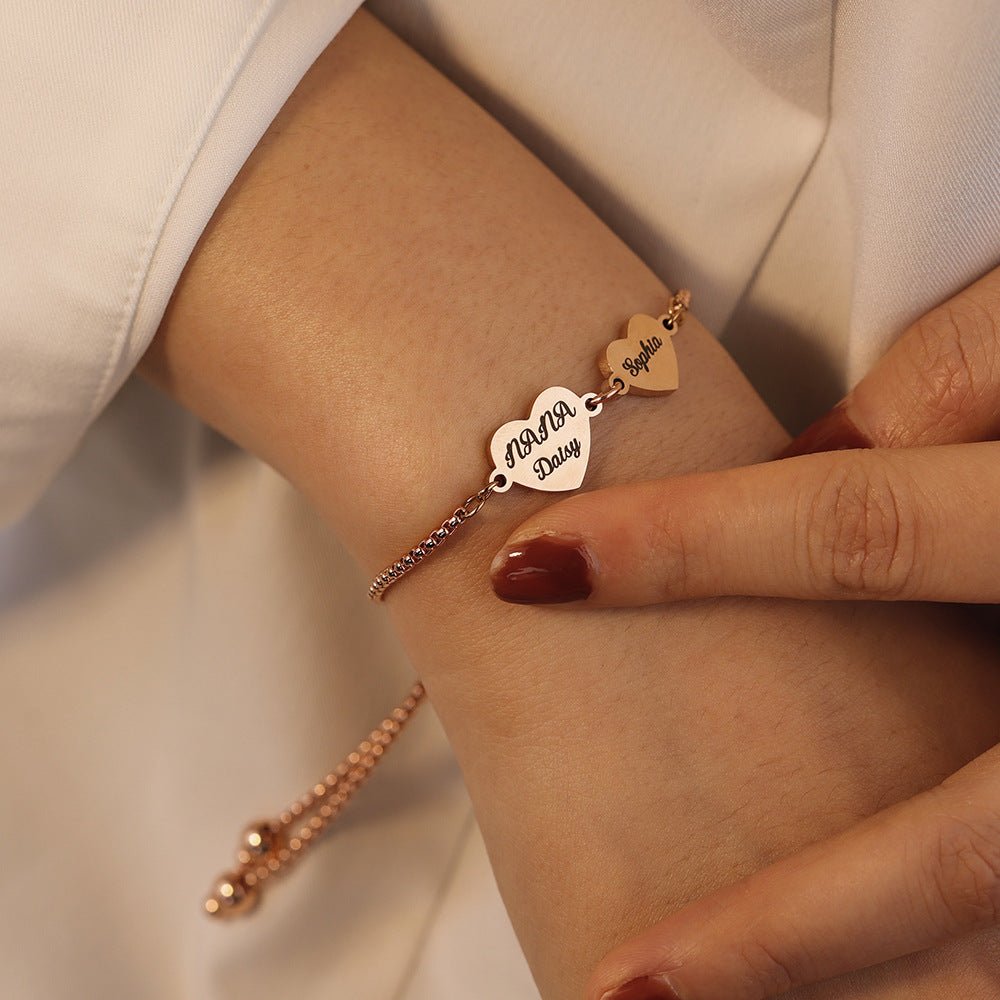 Bracelet ajustable en acier inoxydable or rose avec cœurs gravés « mama » et « love », style délicat et élégant.
