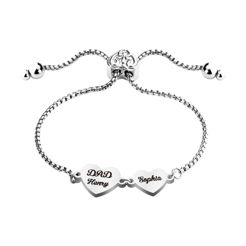 Bracelet ajustable en acier inoxydable avec deux cœurs gravés « DAD Henry » et « Sophia » liés par une chaîne fine.