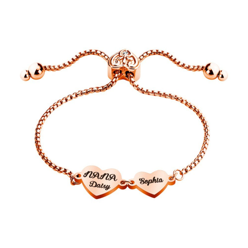 Bracelet ajustable en acier inoxydable finition rose doré avec deux cœurs gravés, chaîne fine et fermoir coulissant.