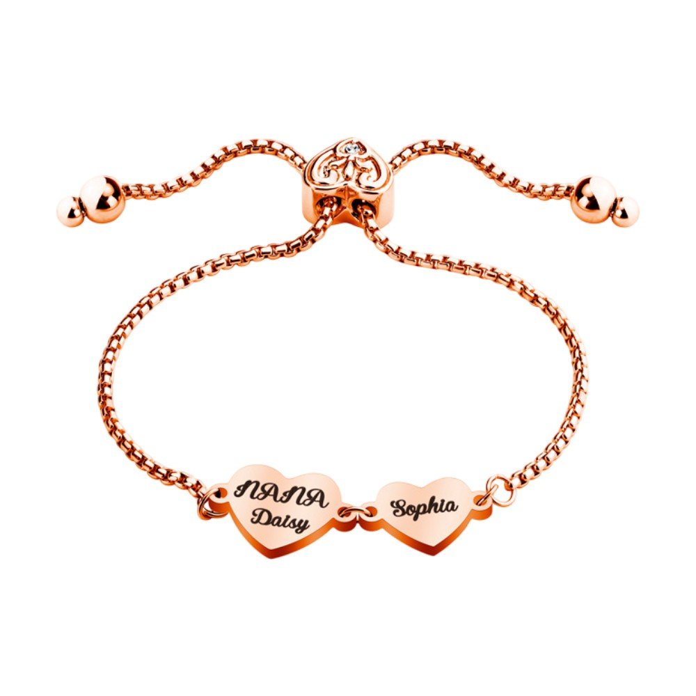 Bracelet ajustable en acier inoxydable finition rose doré avec deux cœurs gravés, chaîne fine et fermoir coulissant.