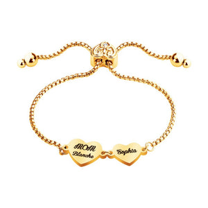 Bracelet ajustable en acier inoxydable doré avec deux cœurs gravés des prénoms "MOM" et "Sophia" liés par une fine chaîne à.