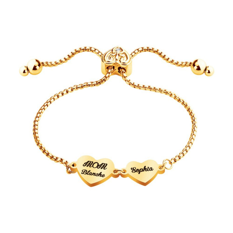 Bracelet ajustable en acier inoxydable doré avec deux cœurs gravés des prénoms "MOM" et "Sophia" liés par une fine chaîne à.