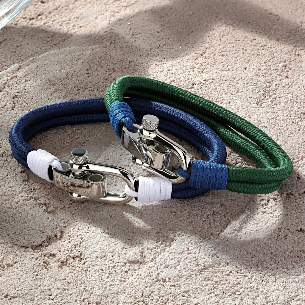 Bracelet homme double cordon bleu et vert avec fermoir mousqueton argenté et détails blancs.