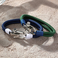 Bracelet homme double cordon bleu et vert avec fermoir mousqueton argenté et détails blancs.