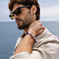Bracelet homme bleu double cordon avec mousqueton argenté, style casual élégant.