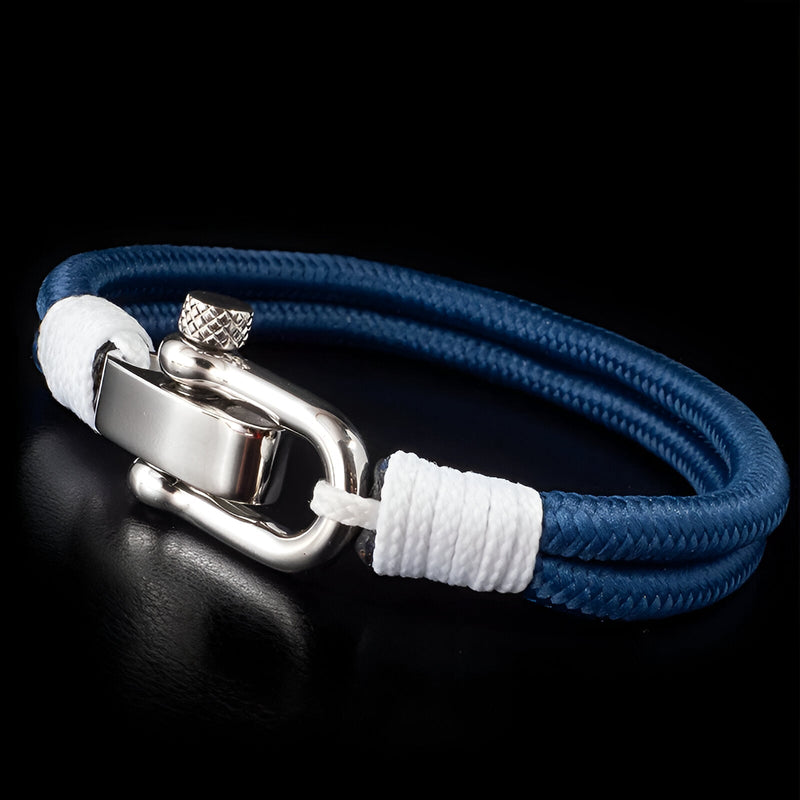 Bracelet homme double cordon bleu avec fermoir mousqueton argenté et détails noués blancs.