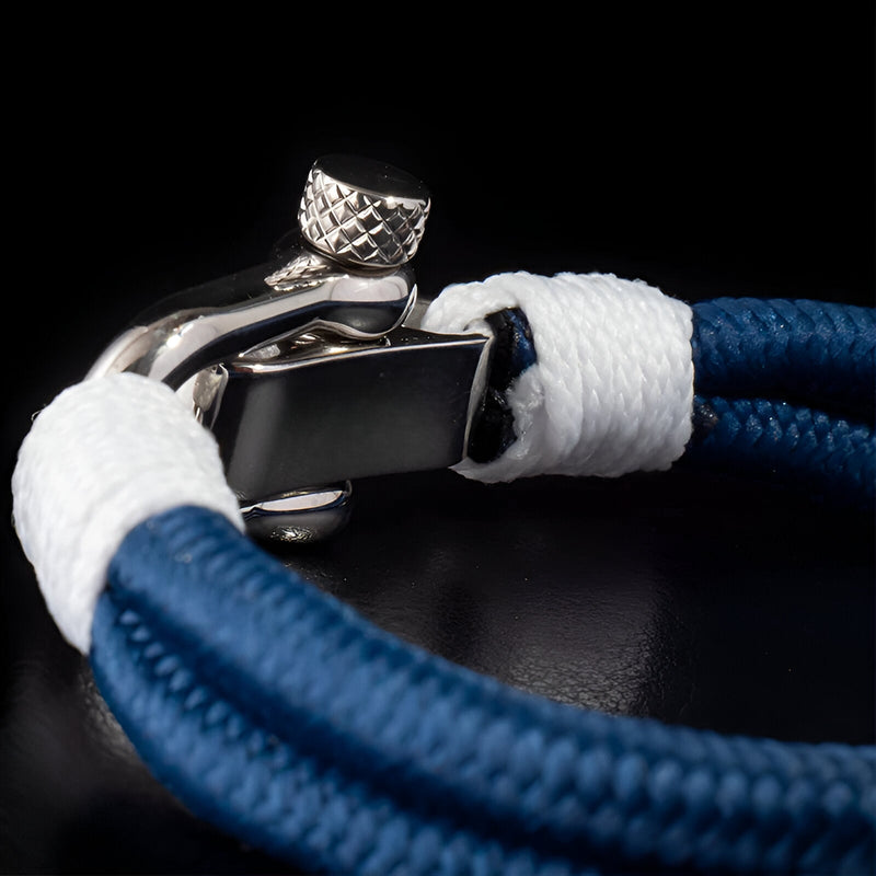 Bracelet homme double cordon bleu avec fermoir mousqueton argenté texturé.