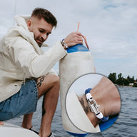 Bracelet pour homme en double cordon bleu avec fermoir mousqueton en métal argenté porté au poignet.