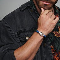 Bracelet homme double cordon bleu avec fermoir mousqueton argenté et détail cuir noir.