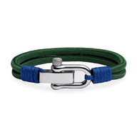 Bracelet double cordon vert avec fermoir mousqueton argenté et attaches bleues.