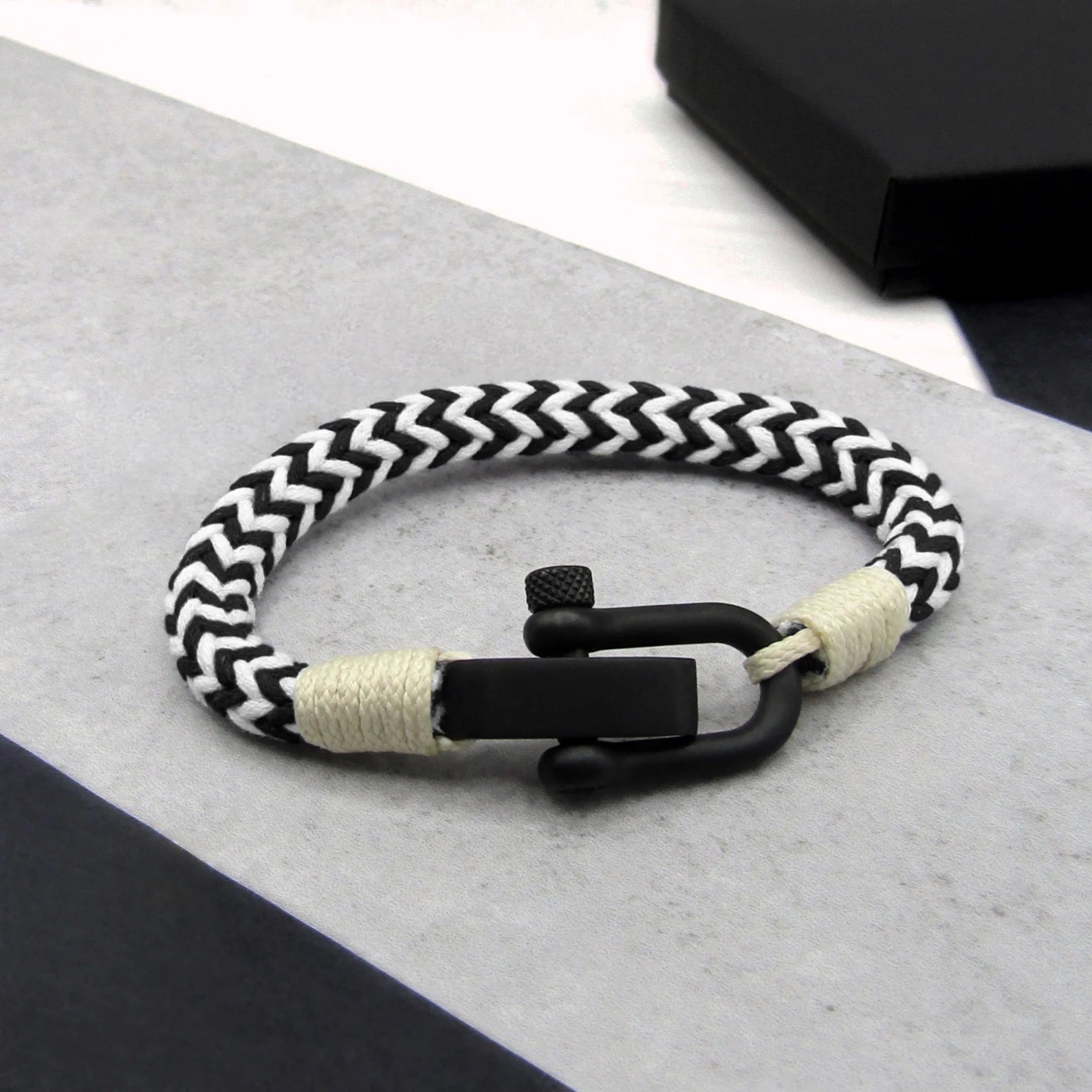 Bracelet personnalisé à mousqueton noir, pour homme, modèle Ilyes - La Boutique du Bracelet