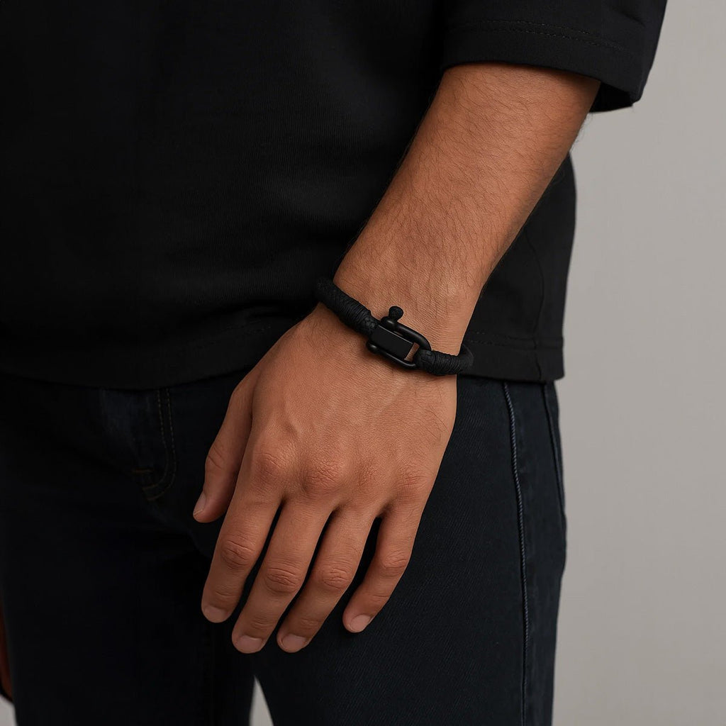 Bracelet homme noir à mousqueton avec corde tressée ajustable, style minimaliste.