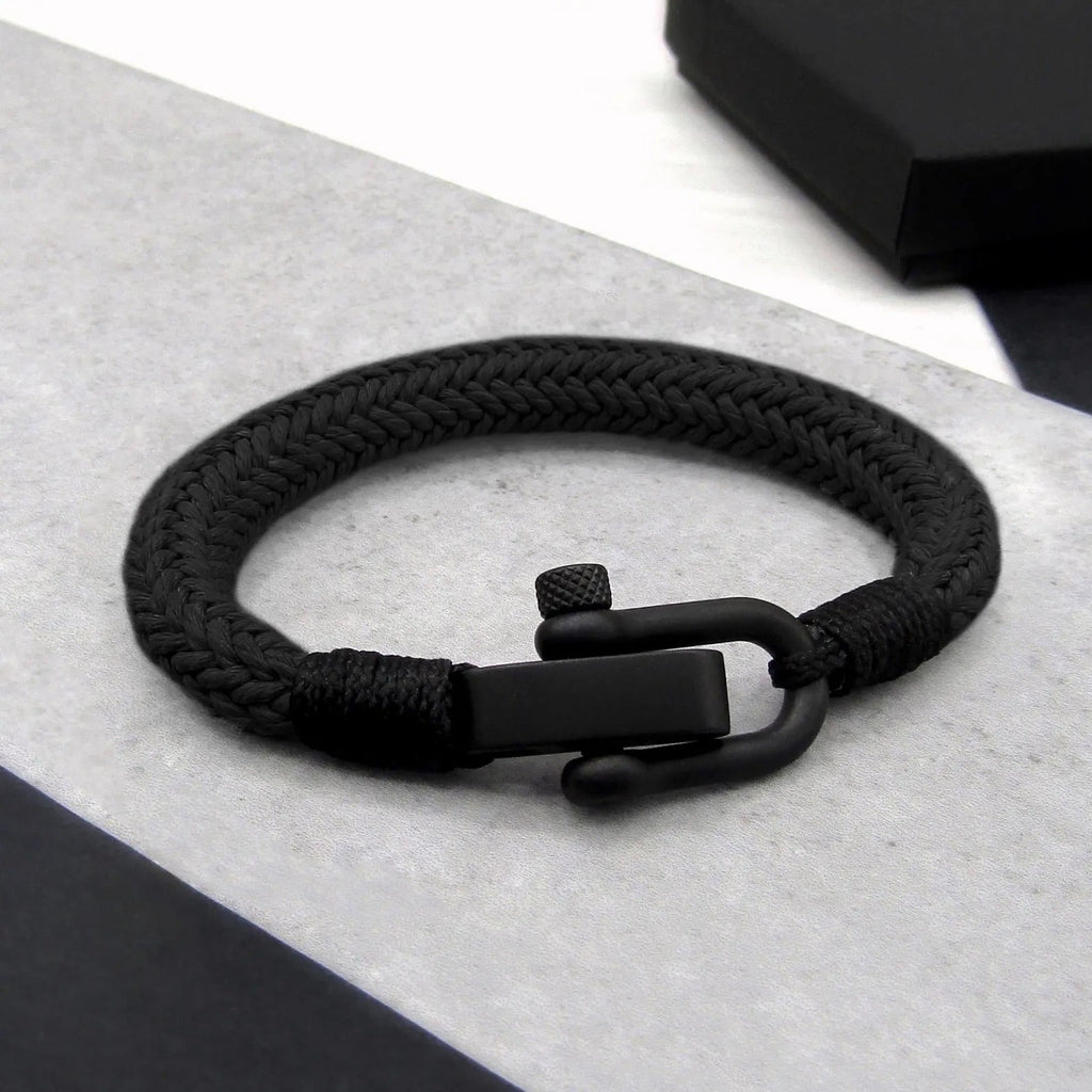 Bracelet noir pour homme en corde tressée avec fermoir mousqueton mat, style minimaliste.