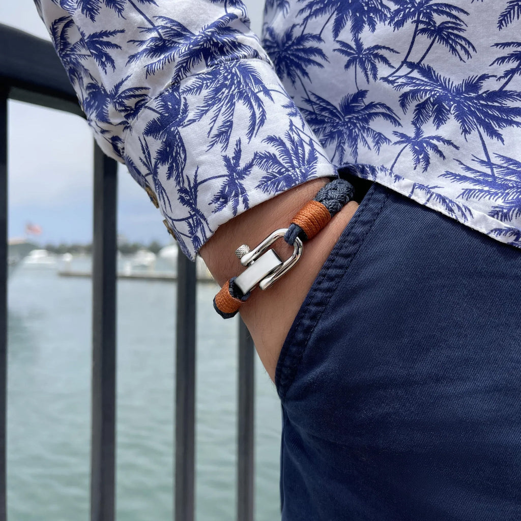 Bracelet homme cuir beige avec mousqueton argenté, style marin et moderne.