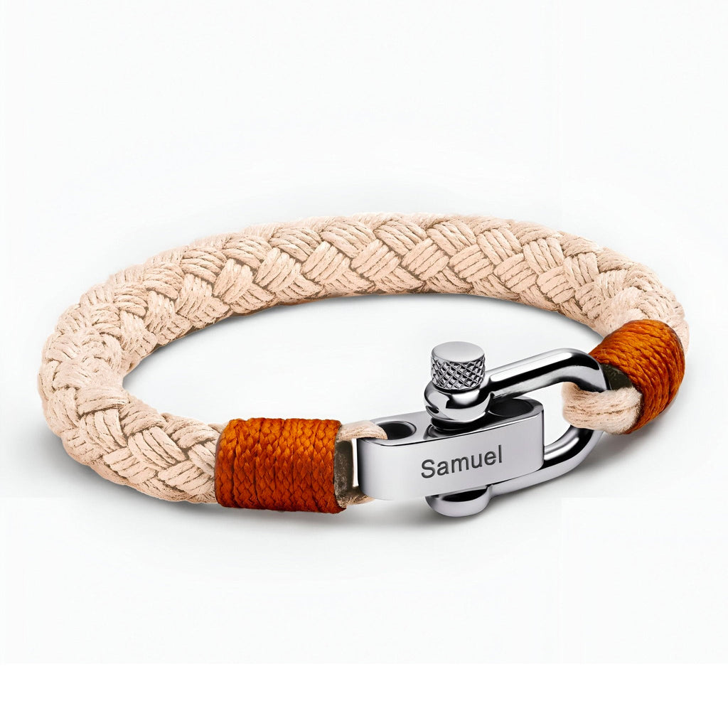 Bracelet homme tressé beige avec fermoir mousqueton en acier gravé Samuel et détails cuir marron.