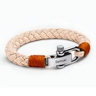 Bracelet homme tressé beige avec fermoir mousqueton en acier gravé Samuel et détails cuir marron.