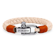 Bracelet homme tressé beige avec fermoir mousqueton argenté et plaque personnalisée date gravée.