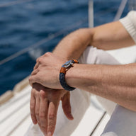 Bracelet homme tressé bleu marine avec fermoir mousqueton en métal argenté, style marin.