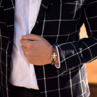 Bracelet homme en cuir bleu avec fermoir mousqueton argenté et détail gravé, style élégant.