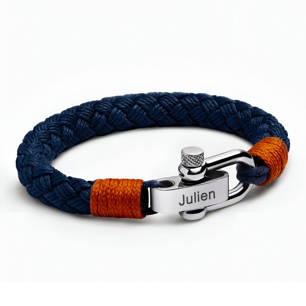 Bracelet homme personnalisé en corde bleu marine tressée avec fermoir mousqueton argenté gravé, détails orange.