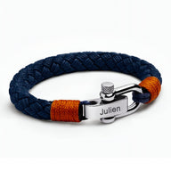 Bracelet homme personnalisé en corde bleu marine tressée avec fermoir mousqueton argenté gravé, détails orange.