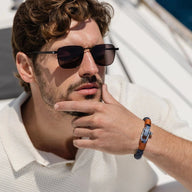 Bracelet homme personnalisé bleu avec mousqueton en métal argenté et cuir tressé.