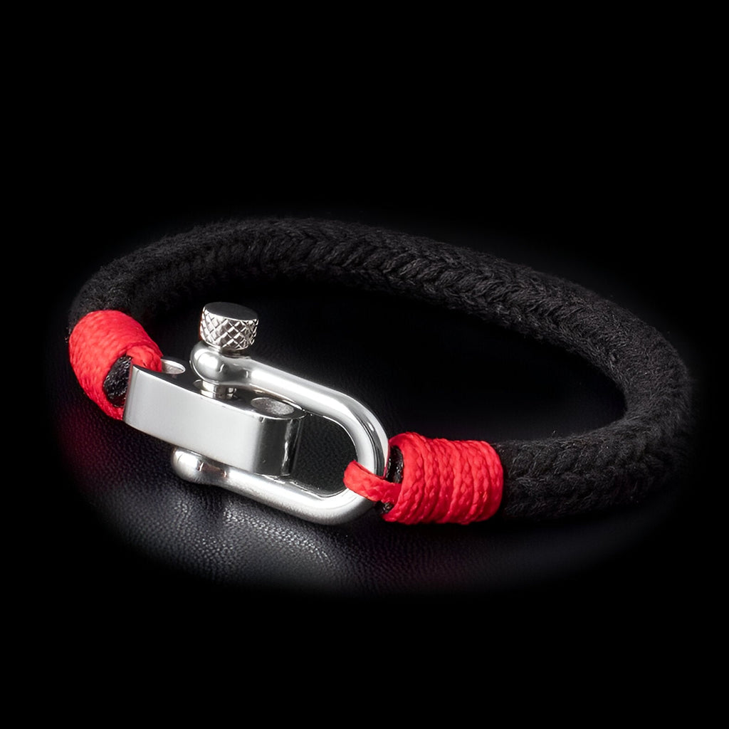 Bracelet pour homme noir en corde tressée avec fermoir mousqueton en métal et détails rouges.