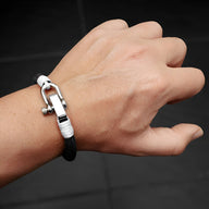 Bracelet homme noir et blanc en cuir tressé avec mousqueton argenté robuste.