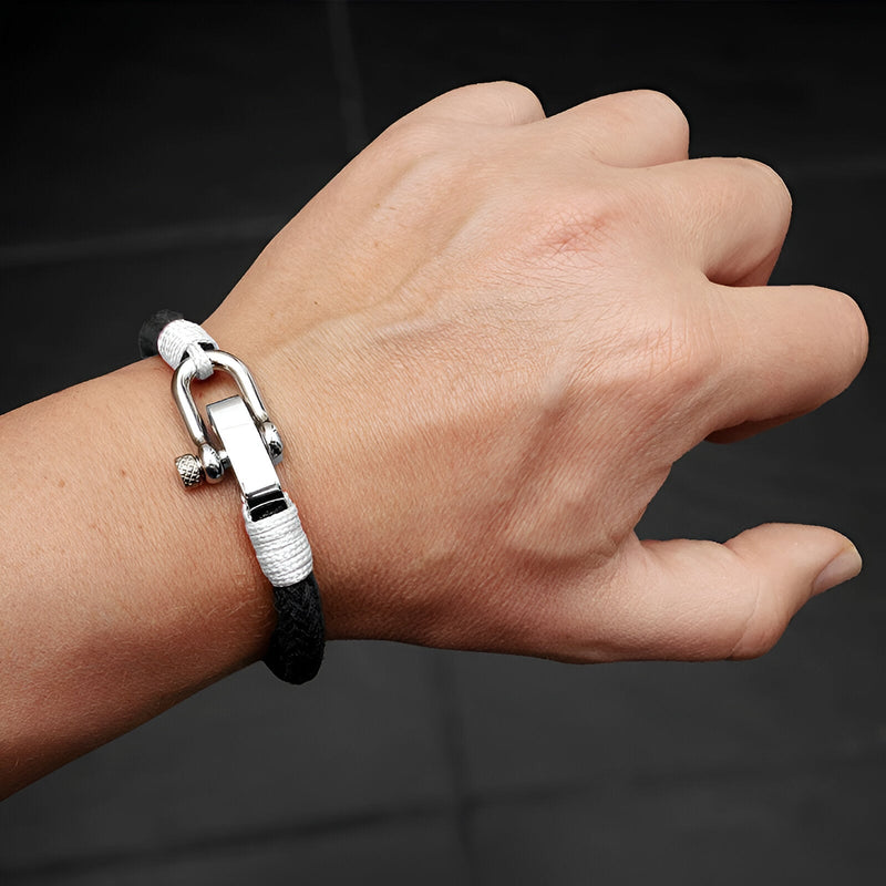Bracelet homme noir et blanc en cuir tressé avec mousqueton argenté robuste.