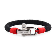 Bracelet homme noir tressé avec fermoir mousqueton argent gravé "Crois en toi" et accents rouges.