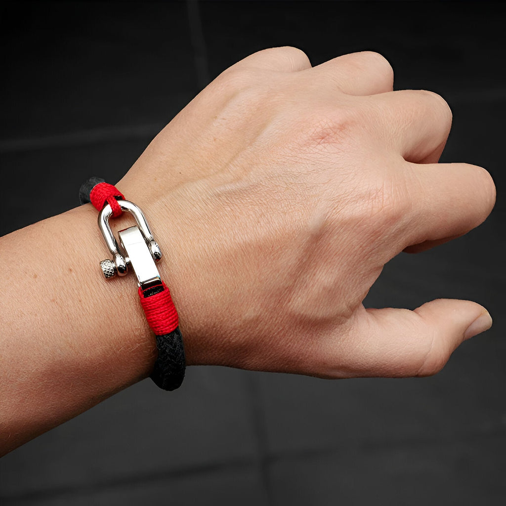 Bracelet homme noir et rouge avec mousqueton en métal argenté, style robuste et moderne.