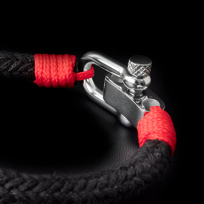 Bracelet homme noir en corde tressée avec fermoir mousqueton argenté et accents rouges en corde.