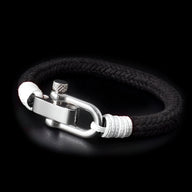 Bracelet homme noir tressé avec fermoir mousqueton en acier argenté et détails blanc.