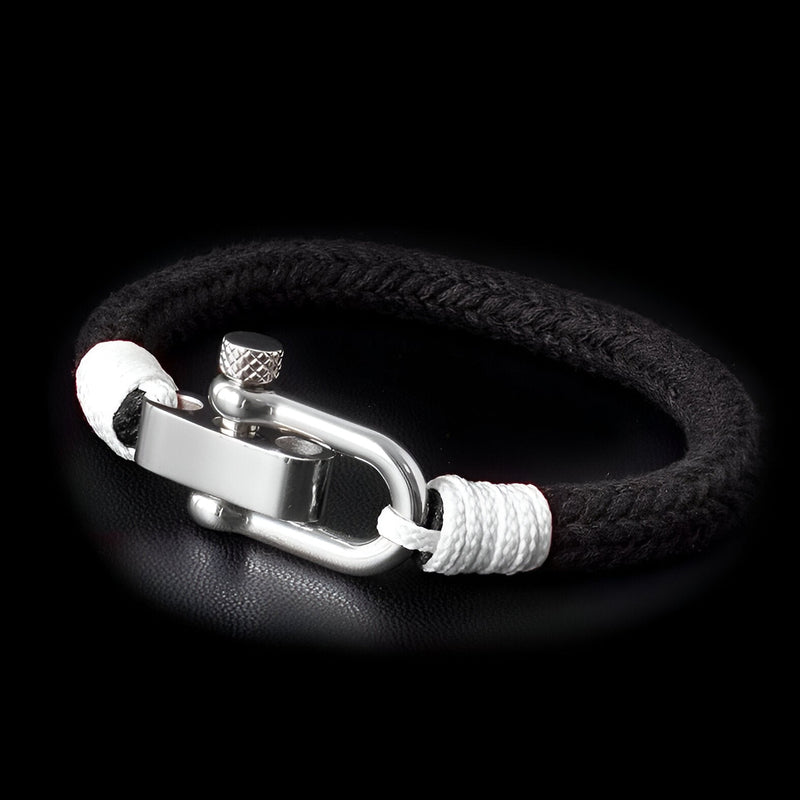Bracelet homme noir tressé avec fermoir mousqueton en acier argenté et détails blanc.