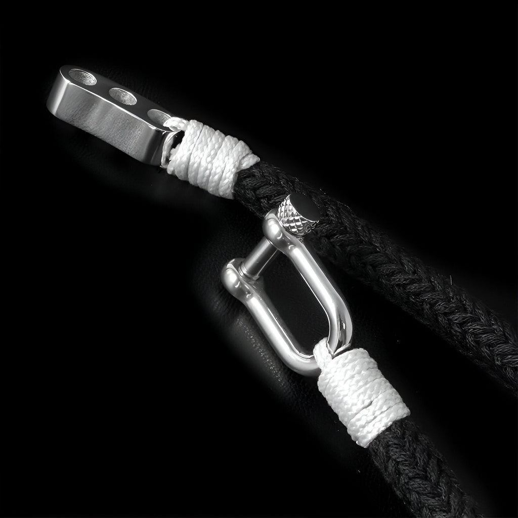 Bracelet homme en corde noire tressée avec mousqueton et détails de fils blancs.