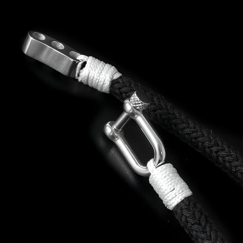 Bracelet homme en corde noire tressée avec mousqueton et détails de fils blancs.