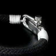 Bracelet homme noir et blanc corde tressée avec fermoir mousqueton en métal argenté.