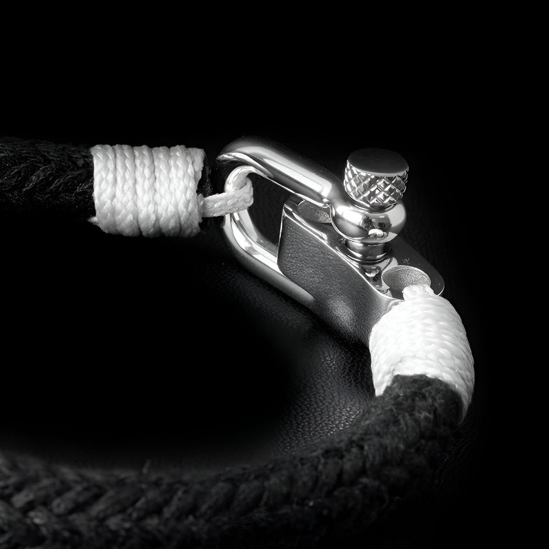 Bracelet homme noir et blanc corde tressée avec fermoir mousqueton en métal argenté.
