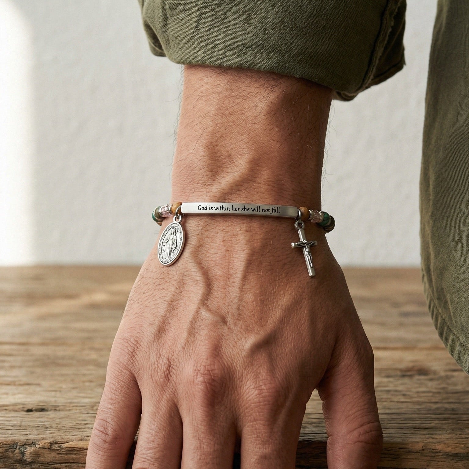 Personalisierbares Armband mit Naturstein-Perlen, religiöser Medaille und hängendem Kreuz, gravierbarer gebogener Röhrchen-Anhänger, Modell Trinity