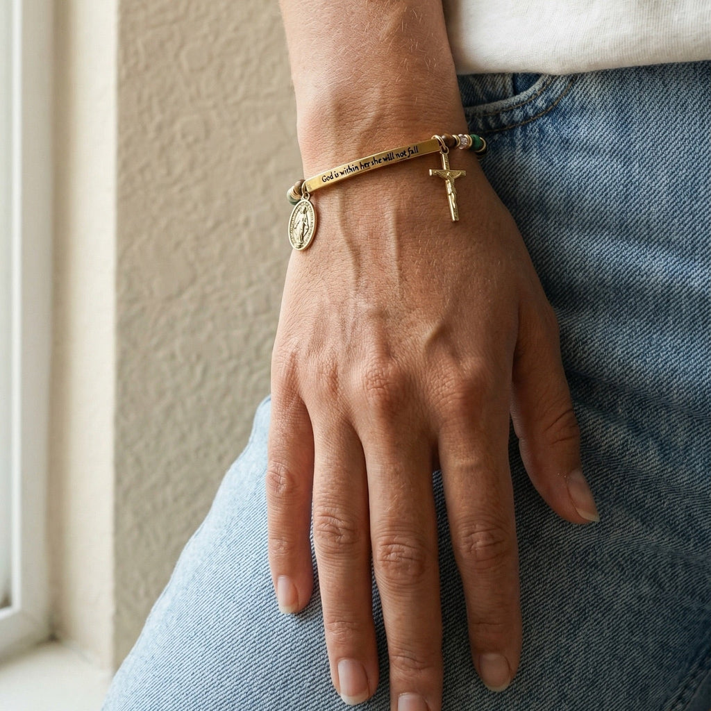 Personalisierbares Armband mit Naturstein-Perlen, religiöser Medaille und hängendem Kreuz, gravierbarer gebogener Röhrchen-Anhänger, Modell Trinity
