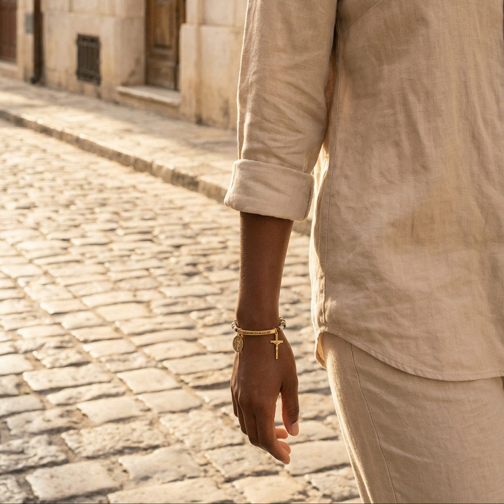 Personalisierbares Armband mit Naturstein-Perlen, religiöser Medaille und hängendem Kreuz, gravierbarer gebogener Röhrchen-Anhänger, Modell Trinity