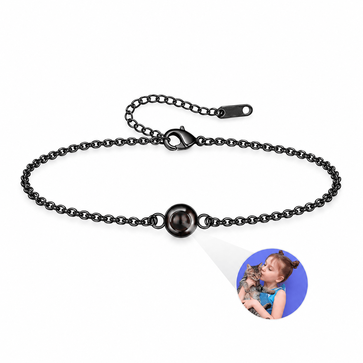 Bracelet personnalisé à projection photo, chaîne maille Rolo en acier inoxydable — modèle Karmeni — Noir — packshot studio photo sous lentille