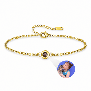 Bracelet personnalisé à projection photo, chaîne maille Rolo en acier inoxydable — modèle Karmeni — Or — packshot studio photo sous lentille