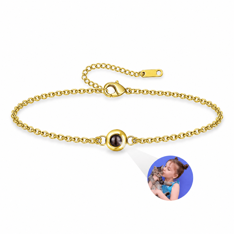 Bracelet personnalisé à projection photo, chaîne maille Rolo en acier inoxydable — modèle Karmeni — Or — packshot studio photo sous lentille