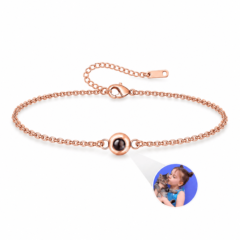 Bracelet personnalisé à projection photo, chaîne maille Rolo en acier inoxydable — modèle Karmeni — Or rosé — packshot studio photo sous lentille