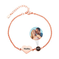 Bracelet en acier inoxydable rose doré avec cœur gravé et médaillon photo rond noir, chaîne fine réglable.