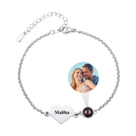 Bracelet fine en acier inoxydable avec chaîne ajustable, cœur gravé "Maliha" et pendentif photo rond couleur noire.