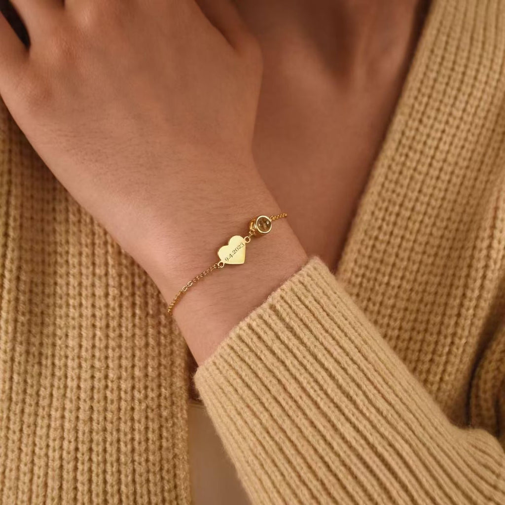 Bracelet fin en acier inoxydable doré avec pendentif cœur gravé et photo personnalisée, style délicat.