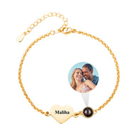 Bracelet doré en acier inoxydable avec pendentif cœur gravé "Maliha" et détail photo circulaire attaché.